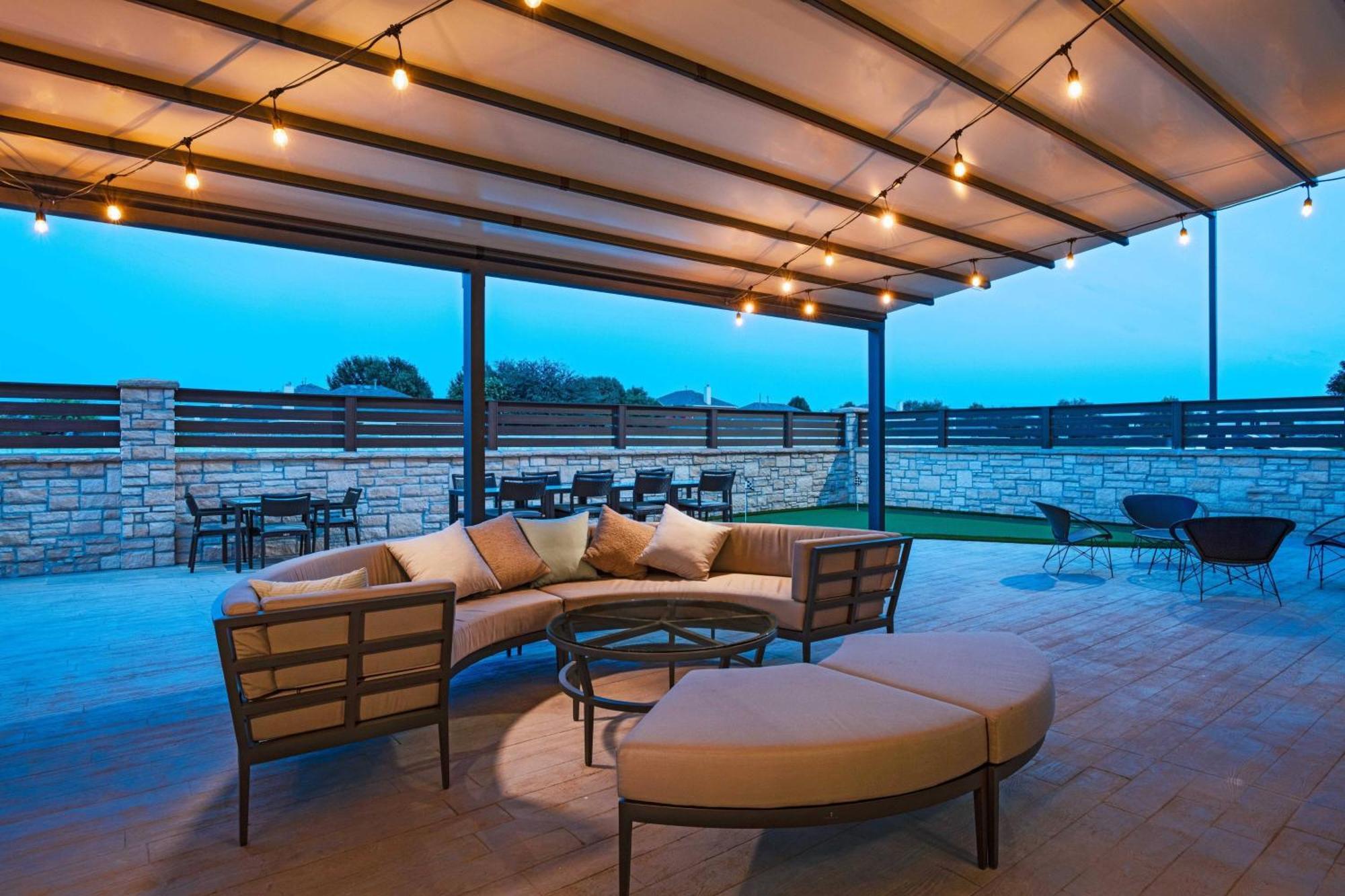Courtyard Dallas Hotel 3*